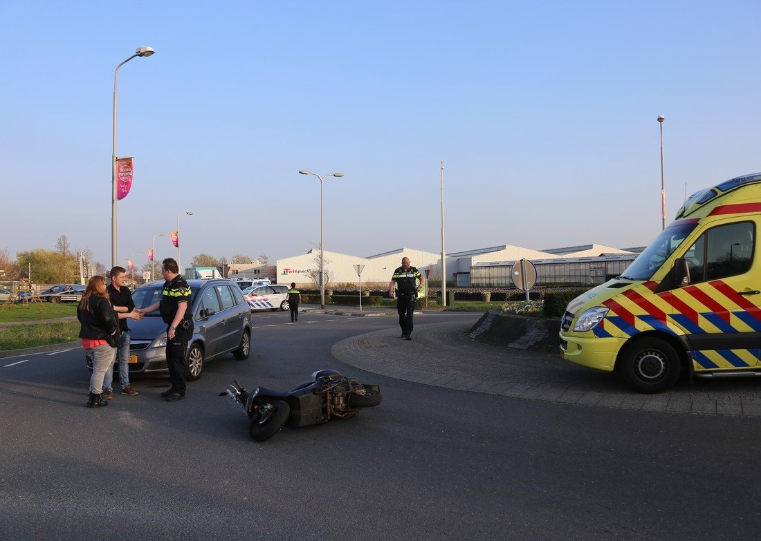 Ongeval scooter met auto op rotonde Delfweg Noordwijkerhout